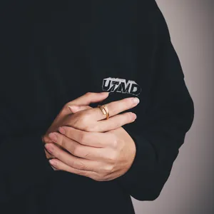 Anillo abierto creativo de acero al titanio chapado en oro bastón del Rey Mono