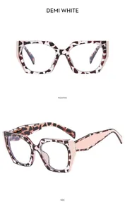 Dettaglio di occhiali geometrici oversize con motivo demi white e accenti rosa.