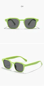 Détail de lunettes de soleil rétro carrées pour enfants vert citron avec rivets et verres gris