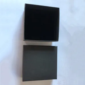 Vue détaillée d'un coffret cadeau noir carré en carton pour bijoux avec insert.