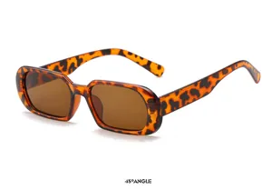 Vue détaillée à 45 degrés des lunettes de soleil rétro à petit monture et motif léopard