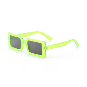 Occhiali da sole quadrati verde neon alla moda con lenti scure da donna stile passerella
