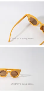Nahaufnahme der leuchtend gelben Kindersonnenbrille mit runden Rahmen und UV-Schutzgläsern