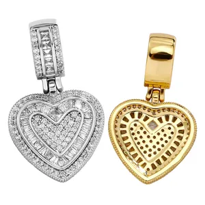 Detailweergave van hartvormige hip-hop hangers in zilver en goud met ingelegd zirkoon
