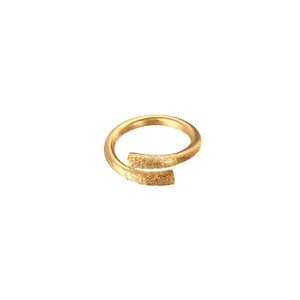 Anillo ajustable de oro inspirado en el bastón del Rey Mono con grabados detallados