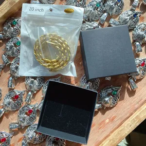 Boîte cadeau noire haut de gamme pour collier chaîne cubaine, 9x9x3cm avec couvercle.