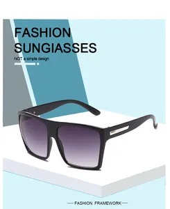 Moderne Oversize-Sonnenbrille mit lila Verlaufsgläsern und breitem schwarzem Gestell