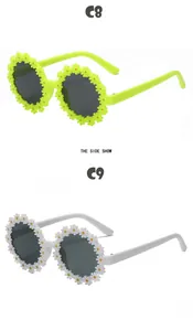 Vue latérale détaillée de lunettes de soleil fleurs pour enfants en vert néon et blanc