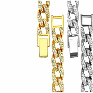 Detailansicht des eisigen Verschlusses an goldenen und silbernen Miami-Kuba-Halsketten.