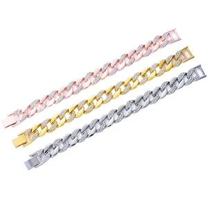 Vista dettagliata della catena cubana ghiacciata in oro, argento e oro rosa con strass lucidi