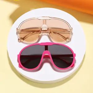 Lunettes de soleil de sport surdimensionnées pour enfants avec verres d'une pièce.