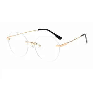 Occhiali alla moda senza montatura poligonali con aste in metallo dorato su bianco.