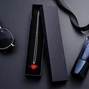 Elegante confezione regalo in carta nera con collana con ciondolo a cuore rosso