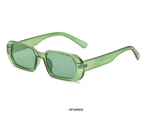 Vue latérale à 45 degrés d'une paire de lunettes de soleil rectangulaires vert translucide