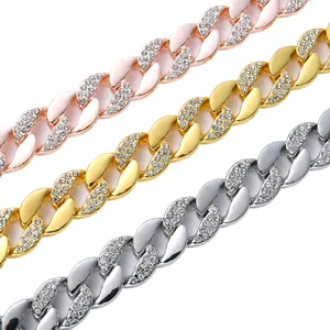 Dettaglio ravvicinato di collane a catena cubana ghiacciate in oro argento e oro rosa hip hop