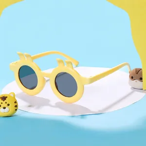 Süße gelbe Sonnenbrille mit Hasenohren für Kinder als UV-Schutz im Sommer und Urlaub