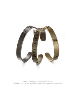 Detailansicht von Retro-Manschettenarmbändern aus Titanstahl mit gotischen Gravuren.