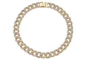 Dettaglio completo di una collana a catena cubana Miami ghiacciata in oro