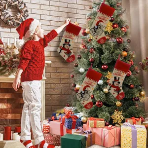 Gruppe von Weihnachtssocken mit Weihnachtsmanndrucken in einem gemütlichen Zimmer