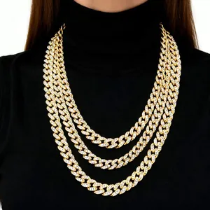 Detailansicht dreilagige 13mm Gold Iced-Out Panzerketten mit funkelnden Strasssteinen.
