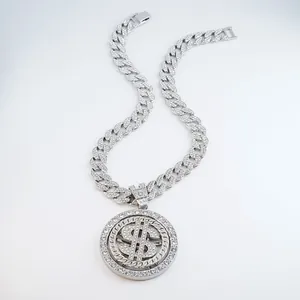 Gros plan d'un pendentif signe dollar rotatif sur une chaîne cubaine en argent