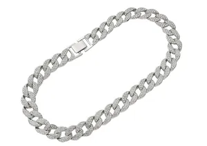 Dettaglio di una collana a catena Miami Cuban argentata con strass scintillanti stile hip-hop