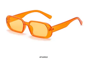 Lunettes de soleil rétro rectangulaires orange présentées sous un angle de 45 degrés
