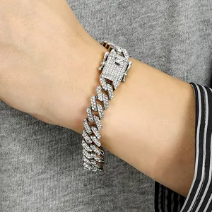 Gedetailleerde macro-opname van een zilveren Cubaanse schakelarmband met steentjes