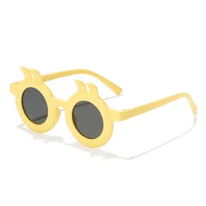 Süße gelbe Kinder-Sonnenbrille mit Hasenohren-Rahmen für sommerlichen Sonnenschutz