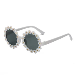 Lunettes de soleil marguerite mignonnes pour enfants avec monture fleur blanche et protection UV