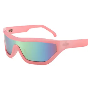 Occhiali da sole futuristici rosa con lenti avvolgenti iridescenti per donne alla moda