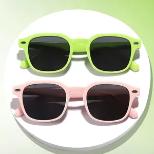 Lunettes de soleil carrées vintage pour enfants aux couleurs acidulées avec rivets