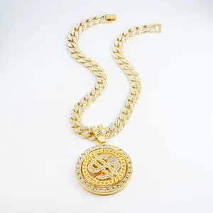 Gros plan du pendentif dollar doré rotatif avec une chaîne cubaine glacée