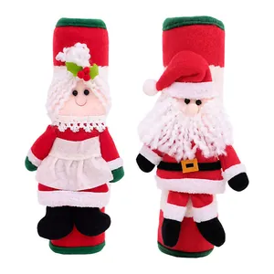 Detalle de fundas de felpa festivas para tiradores de frigorífico de Papá y Mamá Noel