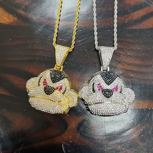 Nahaufnahme von gold- und silberfarbenen Iced Out 3D-Affenanhängern mit Seilketten.