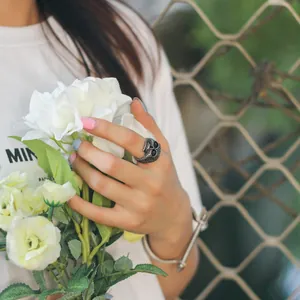 Anello teschio in acciaio inossidabile stile rock indossato da modella