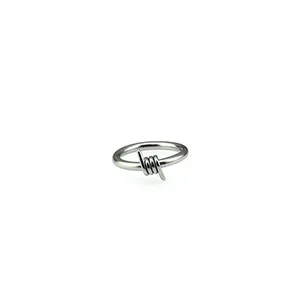 Minimalistischer Titanstahlring mit einzigartigem Stacheldrahtdesign für Damen und Herren.