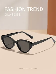 Primo piano di occhiali da sole vintage neri cat-eye con finitura lucida alla moda