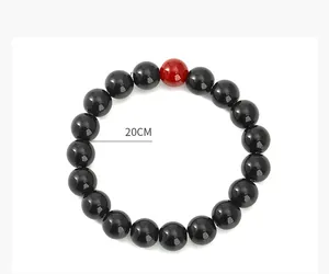 Gedetailleerde weergave van 20 cm natuursteen kralenarmband met zwarte en rode kralen