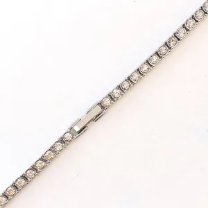 Primer plano detallado de un collar de tenis de aleación de plata con pedrería.