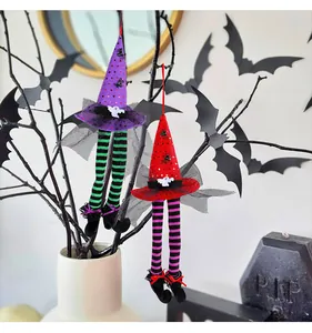 Halloween Hexenhut Hängedekoration mit gestreiften langen Beinen in gruseliger Umgebung