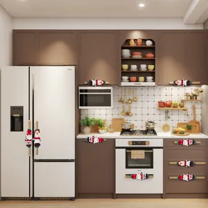 Housses de poignée d'appareil thème Père Noël dans une cuisine moderne et chaleureuse.