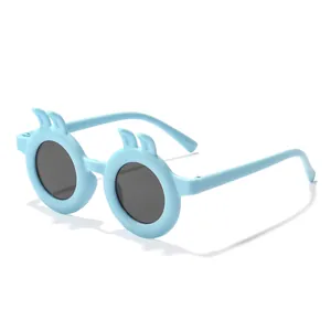 Süße hellblaue Kindersonnenbrille mit niedlichem Hasenohr-Design für den Sonnenschutz