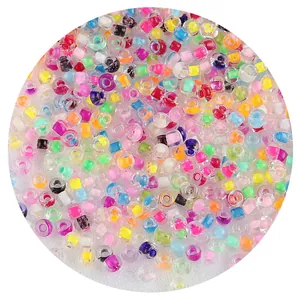 Vista de cerca de cuentas de vidrio transparentes con núcleo teñido para joyería DIY