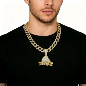 Iced out vuist met geld hanger en gouden Cubaanse ketting op zwart shirt model