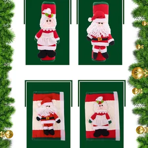 Detalle de las fundas de Papá Noel para manijas de refrigerador en decoración navideña