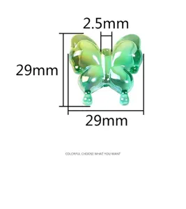 Dettaglio di perla a farfalla in acrilico UV verde da 29mm con foro da 2,5mm per DIY