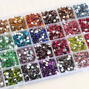 Detalle macro de una caja organizadora de 28 compartimentos con pedrería de 5 mm