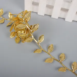 Dettaglio ravvicinato di un nastro a foglia d'oro per decorazioni fai-da-te e confezioni