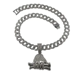 Detail van de hiphop iced out hand met dollar hanger aan zilveren Cubaanse link ketting